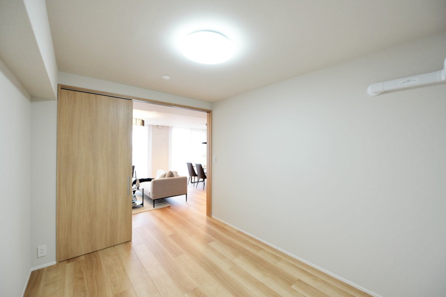 洋室3（約5.6帖）はリビングと隣接しており、扉を開放して拡張リビングとしても使用できます。家族構成やライフスタイルに合わせてフレキシブルに使用できる間取りです。