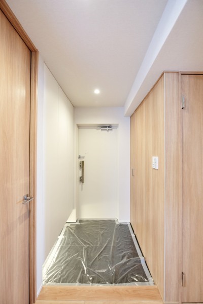 フットライトが優しく足元を照らし、家族やゲストを迎えてくれます。人感センサーライトを設置しましたので、遅い時間のご帰宅、手が塞がっている時でも自動点灯で安心です。