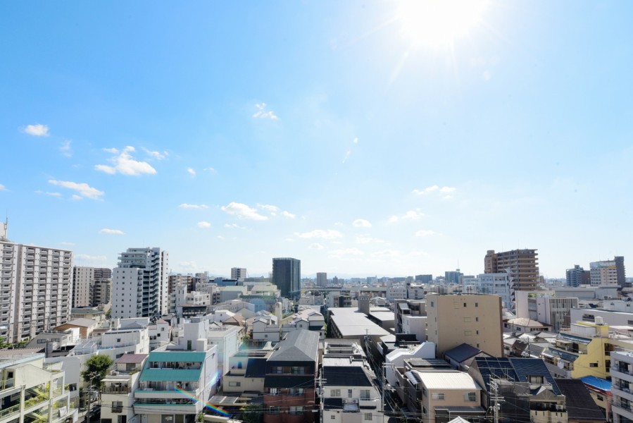 9階部分のお部屋で前面を遮る建物もなく、爽快な眺望が広がります。時間とともに変化していく大きな空と、街の景色を眺めながら大きく伸びをしたくなるような眺望です。