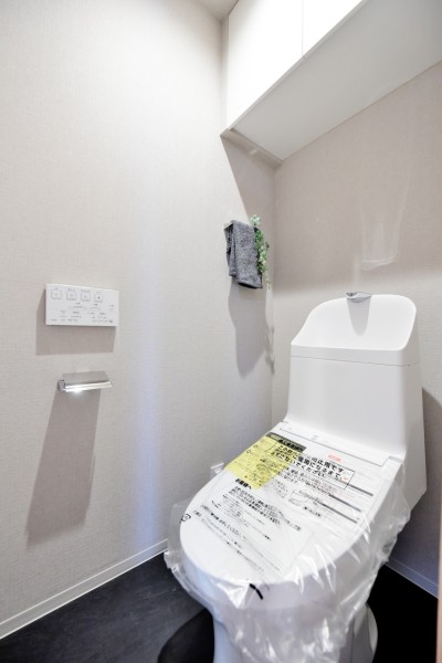 TOTO製ウォシュレット一体型のトイレ新規交換済みです。掃除らくらくな機能や汚れに強い素材を採用し、快適にお手入れができいつも清潔に保てます。吊戸棚を設置し、収納にも便利です。