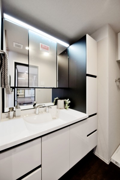 大きな三面鏡で身だしなみを整えやすい洗面台です。トールキャビネットを設置しましたので、小物類が増えがちな洗面廻りも整理整頓が行き届きます。タッチレススイッチで手を触れずにオンオフ可能です