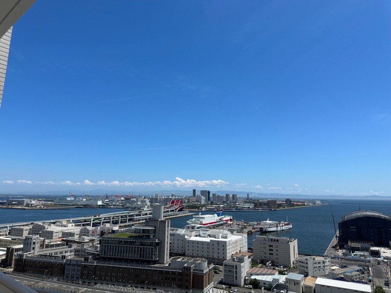 大きな空と青い海、優雅に進む船と神戸空港に離発着する飛行機など、自宅にいながら非日常を感じられる眺望が広がります。心地よい潮風を感じ、遠くまで広がる海を眺めながら伸びをしたくなるような風景です。
