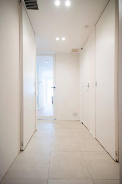 お部屋のお顔となる玄関は爽やかで明るいスペースに。リビングからの明るい光も採りこみ、いつでもほっとする空間です。