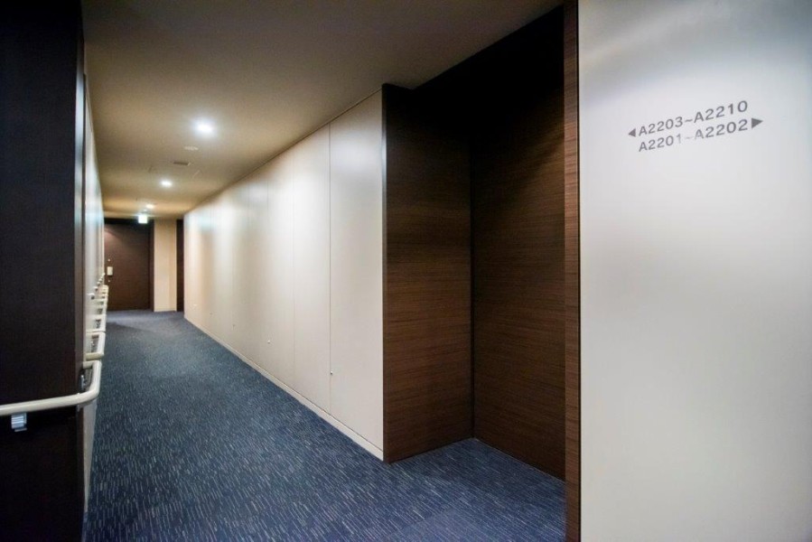 ラグジュアリーな雰囲気の内廊下は、住む方に高い満足感を感じていただけます。廊下にはカーペットが敷いてあり、足音の心配をする必要がなくなるでしょう。