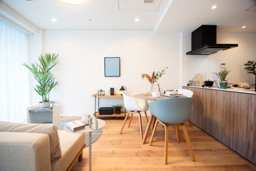 あたたかな光が降り注ぎ、穏やかな時間に纏われたリビングダイニングです。解放感溢れるお部屋はご家族団らんのひとときを大切に、より快適にお過ごしいただける空間です。