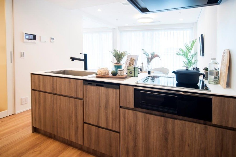 床暖房が敷設されたキッチンです。開放的な人気のオープンキッチンを採用。重厚感のあるお色味がお部屋にアクセントをもたらし、ラグジュアリーな雰囲気を醸し出します。