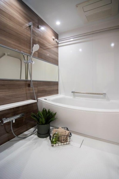 美しいカーブと全身を包み込むような入浴感が特長のクレイドル浴槽を採用しました。ゆったりしたバスタブで、くつろぎのリラクゼーションタイムを心行くまでお楽しみいただけます。