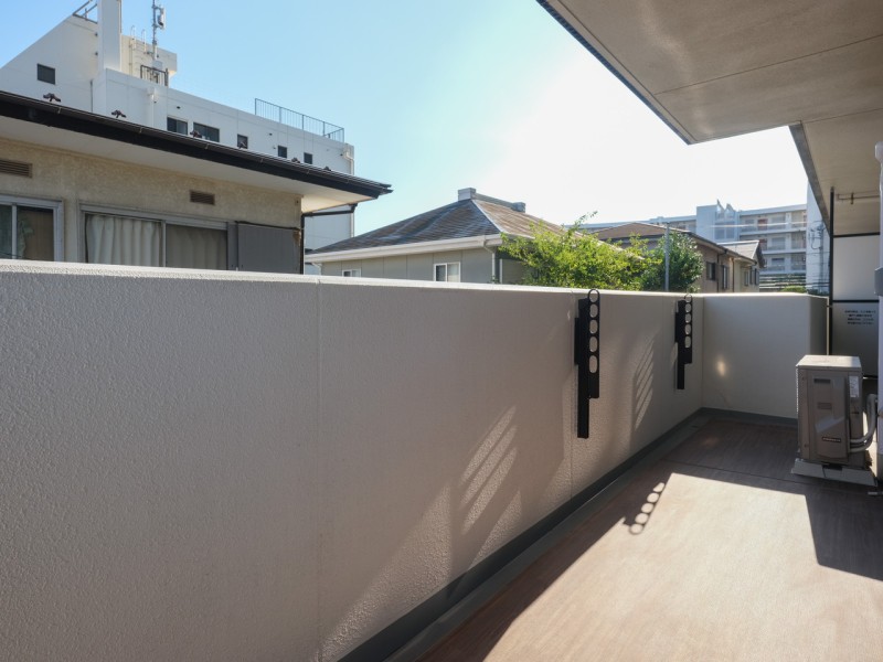 暮らしに大切な光と風を感じることができるバルコニーです。朝日が気持ちの良いバルコニーは、洗濯金物付きで晴れた日にはしっかりと洗濯物を乾かせそうです。