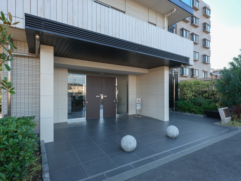 エントランスの外まで管理が行き届いた綺麗なマンションです。管理体制も整っており、共用部分も綺麗に整えられています。落ち着いた雰囲気のタイル張りの建物で、重厚感あるエントランスが迎えてくれます。