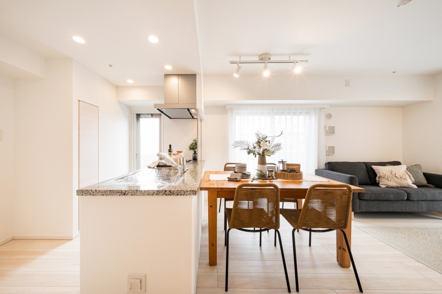 リビングダイニングは明るい色合いのフローリングで、どんな家具にも調和します。床暖房も完備しており、家族が快適にくつろげる安らぎのスペースです。