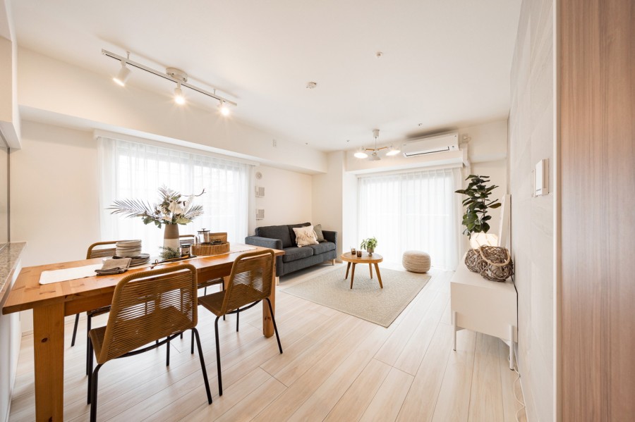 二面採光の窓からは明るい自然光が降り注ぎ、彩り豊かな暮らしを演出します。心地よい時間が流れるお部屋は、毎日が忙しいあなたもほっと一息つける安らぎの空間です。