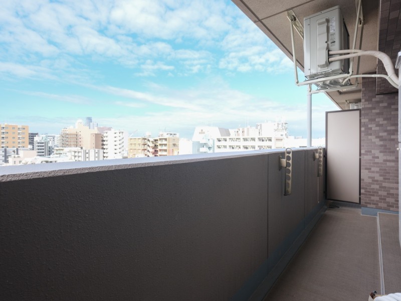 自然光が注がれる居心地の良いバルコニーです。暮らしの中で大切な光と風を感じるスペースです。物干し金物付き、天気の良い日には洗濯物がしっかりと乾きそうです。