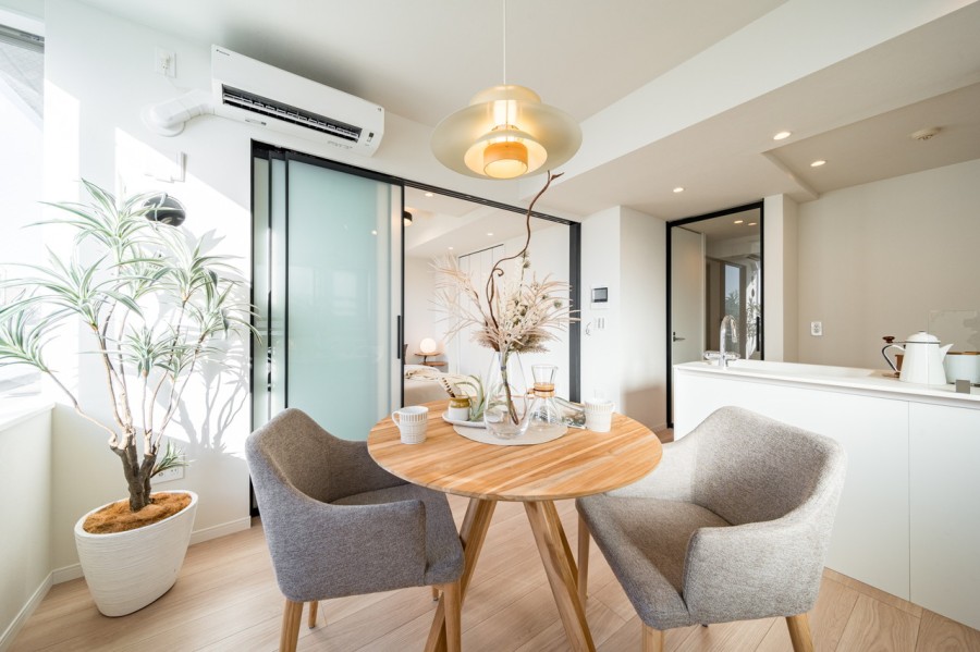 心がほっとする陽光が注がれるリビングダイニングは、開放感と安らぎを享受したのびやかな住空間です。お食事中も明るい日差しを感じながら過ごせそうです。