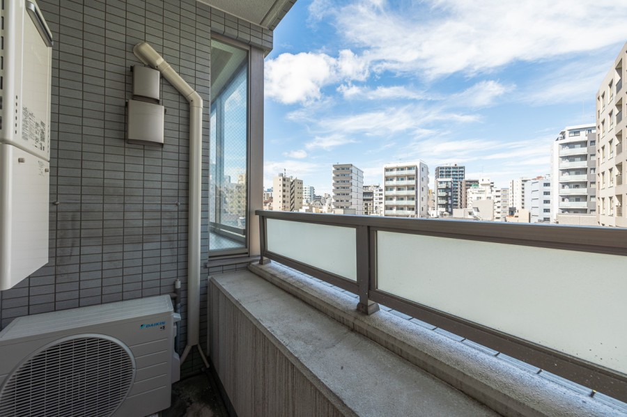 洋室に隣接したバルコニーです。前面には高い建物がないので、晴れた日には洗濯物がしっかり乾きそうです♪