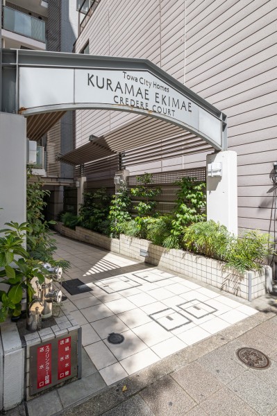 都心における凛とした存在感を主張するエンブレムが出迎えるエントランスです。駅近なので、お仕事が忙しい方やご年配の方にも住みやすい環境です。