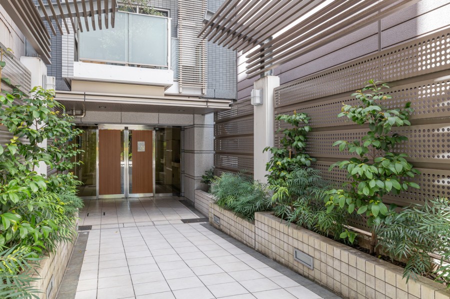 上質な居住空間へやさしく誘うエントランスです。奥行きがあるエントランスは住まう人々のプライバシーを確保しています。