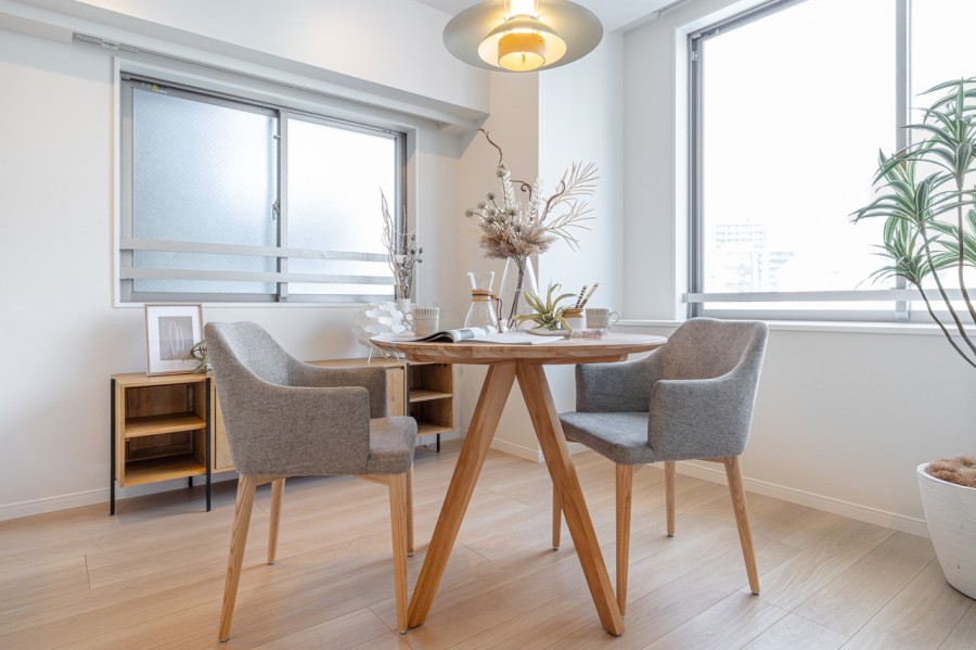 光と風を運んでくれる角部屋の二面採光で、やすらぎ溢れるリビングダイニングです。優しい色合いのフローリングがよりいっそう上品さを醸し出します。