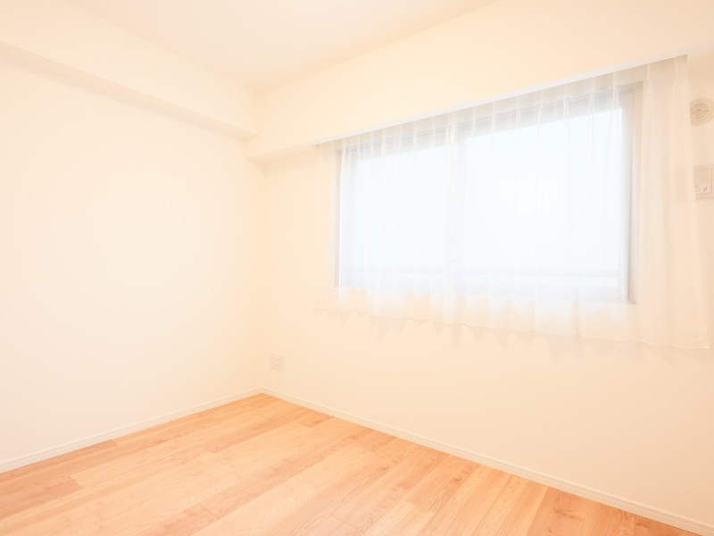 洋室2は、柔らかな光が差し込む北西向きのお部屋です。のびのびとお過ごしいただけるお部屋は、子供部屋などにもぴったりの広さです。