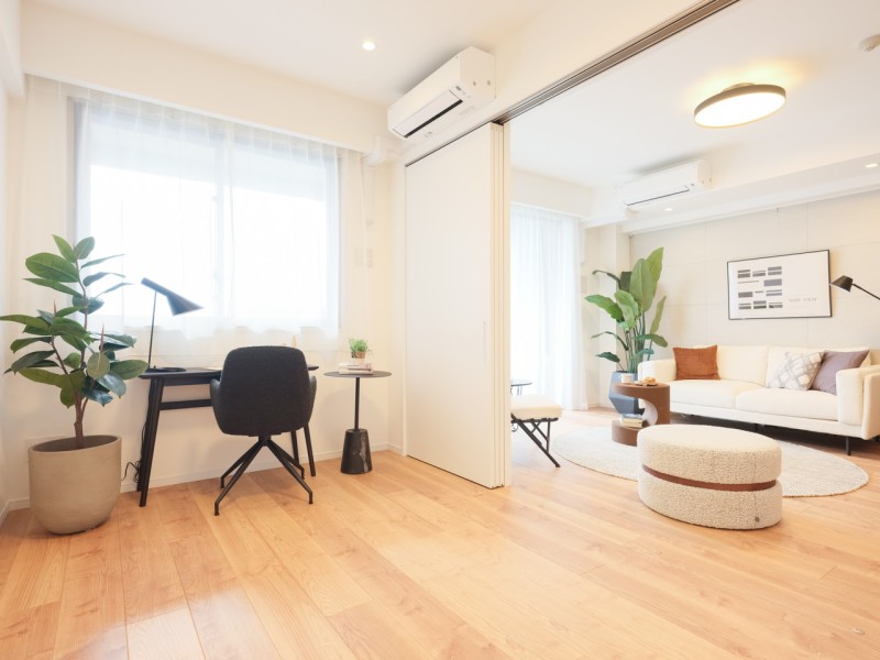 南東向きのバルコニーに隣接した差し込む光が心地よい洋室3です。リビングに隣接しているので、扉をあけながら、ご家族や友人との時間をお過ごしいただけます。