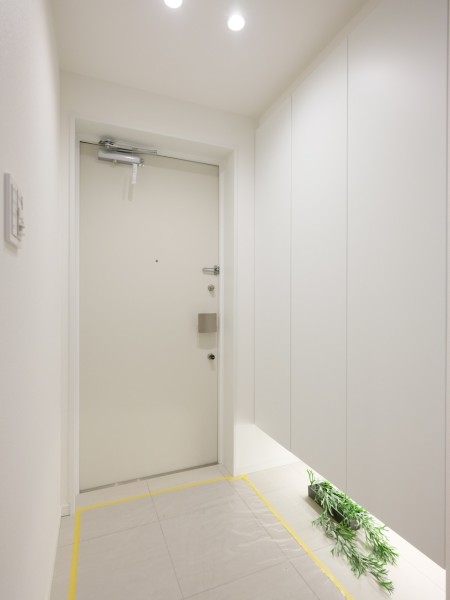 住まいの顔になる玄関は、フットライトが足元を温かく照らし、白を基調に爽やかな空間を演出します。収納力のあるシューズボックスも備え付けましたので玄関もすっきり保てます。