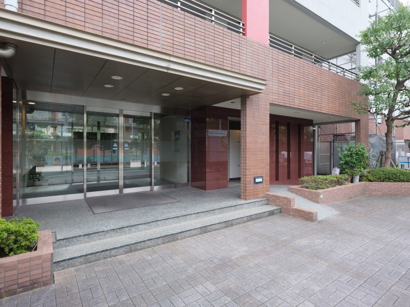 管理体制も整っており、共用部分も綺麗に整えられたエントランスです。エントランスにはスロープがあるので、ベビーカーや車椅子、キャリケースをお持ちの方にも快適です。