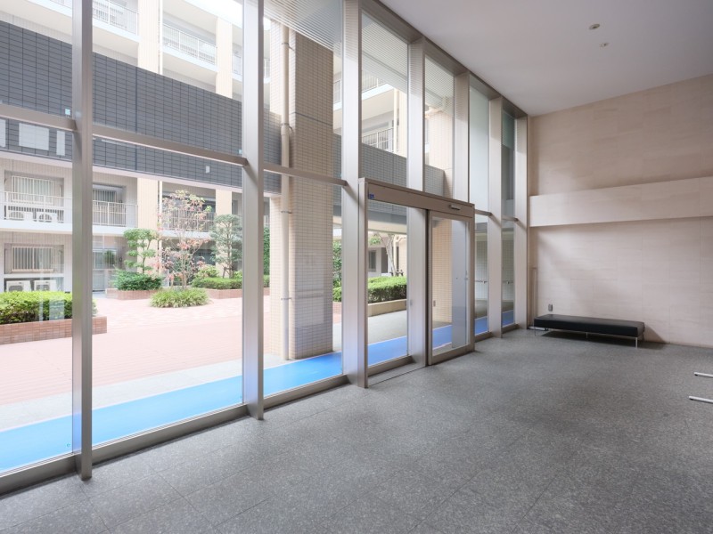 待ち合わせに便利な、落ち着いた雰囲気のエントランスロビーです。都市の喧騒を遠ざけ、気持ちを仕立て直すコモンスペースです。