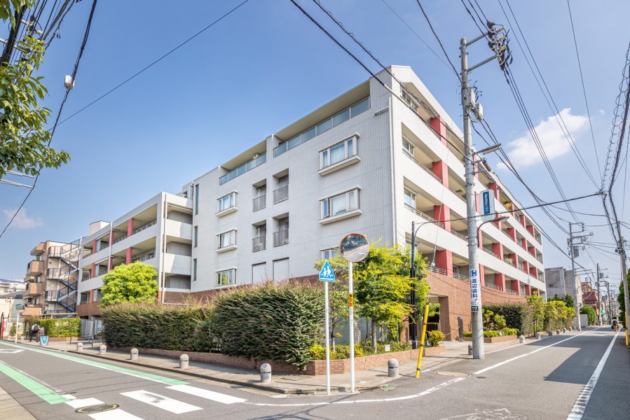 『池袋』駅徒歩8分、5階建て低層型マンションです。エレベーターもあって、オートロック・宅配ＢＯＸ完備です。閑静な住宅街に佇み、お子様のいるファミリーにも安心して暮らせる立地となっています。