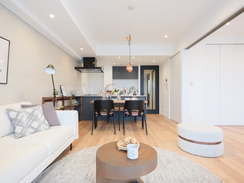 床材にはトリニティのチェスナットを採用し、上質で温もり溢れる住まいを演出します。上質さと気品溢れる雰囲気をもたらすデザインが、洗練された空間を演出します。