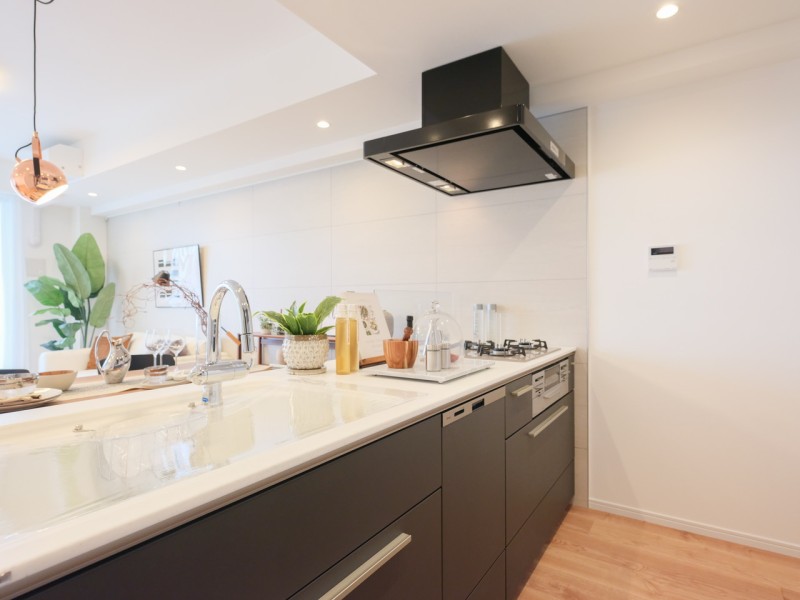 快適な機能が充実したトクラス製システムキッチンです。開放的なオープンタイプでお部屋に美しく溶け込むデザイン。ガラストップのガスコンロは油汚れも簡単に落とせます。