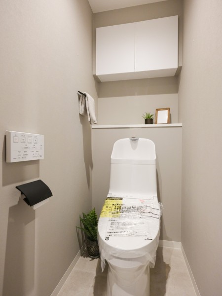 安らぎが宿るレストルームです。カウンターや吊戸棚など有効的に使えそうな設備を設置。毎日使う場所だからこそ、清潔感と使いやすさを考慮した空間です。