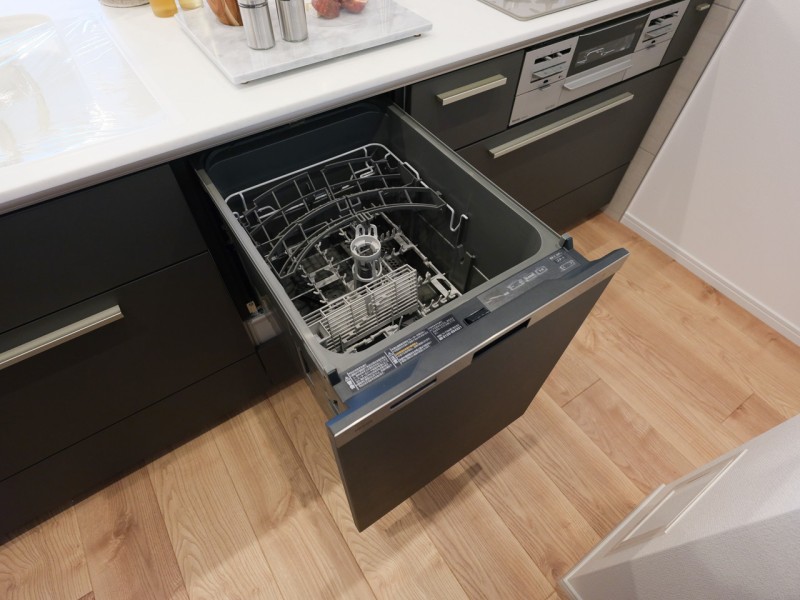 ◆食器洗浄乾燥機◆家事の時間を短縮できる優れもの。さらに節水・節約を同時に行うことができるので、大変人気があり重宝します。