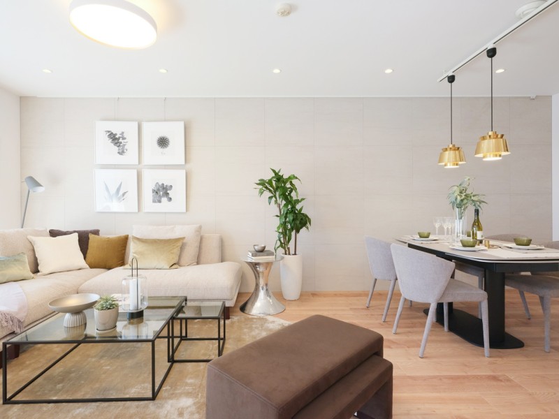 窓からたっぷりと自然光が入りますので、広めのリビングでゆったりとくつろぎの時間をお過ごしいただけます。アクセントクロスの壁には、アートやグリーンを飾っていただけるピクチャーレールを備え付けました。