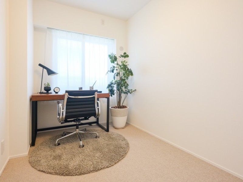 洋室2にも明るい自然光が注がれます。のびやかな空間の中で、ほっと一息つけるやすらぎの時間が流れます。明るく、ワークスペースとしても快適に活用いただけます。