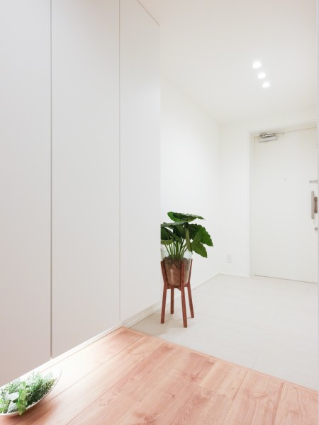 住まいの顔となる玄関は清潔感溢れる空間です。ゆとりのある玄関スペースにはベンチを置いたり、姿見を置いて、おでかけ前のチェックをするのもいいですね。