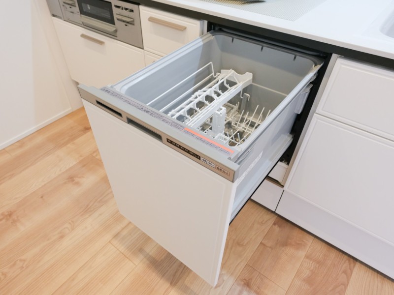 ◆食器洗浄乾燥機◆家事の時間を短縮できる優れもの。さらに節水・節約を同時に行うことができるので、大変人気があり重宝します。