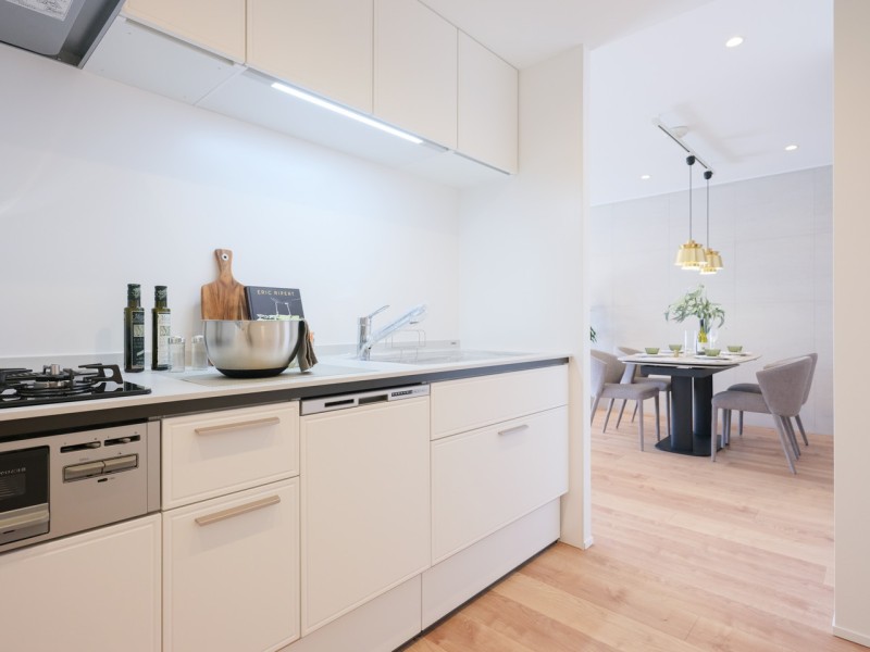 お料理に集中できるキッチンスペースは、人の目を気にすることなく調理に集中できるスペースです。お料理をする場所としてだけではなく、好きなものに囲まれた空間をお楽しみいただけます。