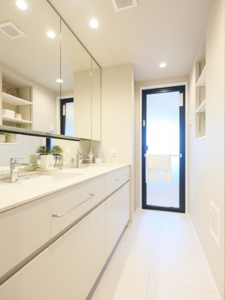 洗面化粧台にはまるでホテルのようなダブルボウルデザインを採用しました。ダブルボウルの大きな洗面台は大きな鏡で身だしなみも整えやすく、朝の慌ただしい時間帯も快適です。