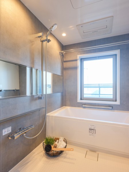 浴室にも窓があるので、自然光を採り込み換気にも嬉しいバスルームです。光沢のある木目調のパネルが、より一層くつろぎの空間へ誘います。