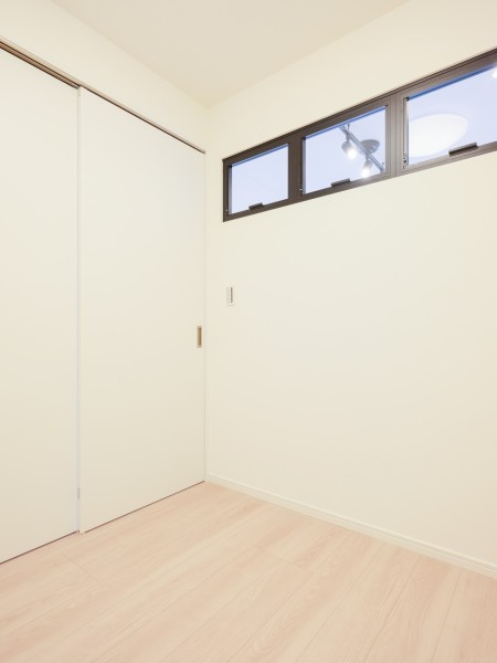 洋室2(約3.1帖)です。リビングに隣接しているので、扉をあけながら、テレワークや趣味の時間、お子様との時間をご家族そろってお使いいただけます。