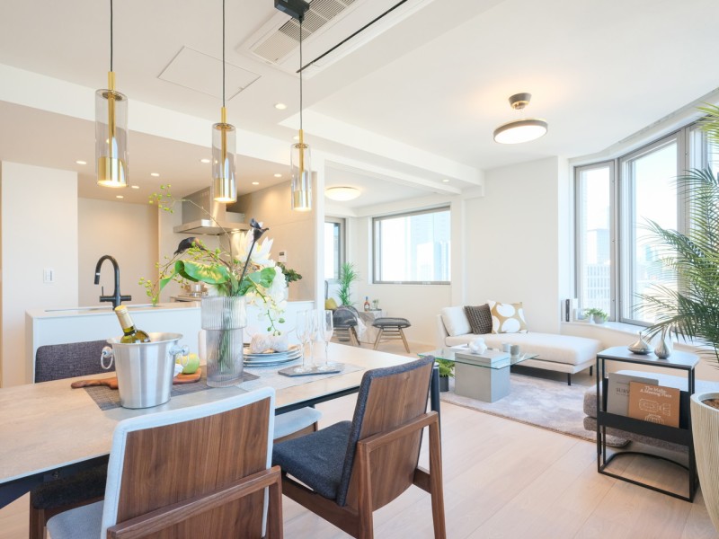 約19.1帖のゆとりあるLDKです。よりいっそう開放感を演出する大きな窓からは、柔らかな自然光が差し込み心地よい時間が流れます。『日常』という大切な時間を豊かに、快適にお過ごしいただける空間です。