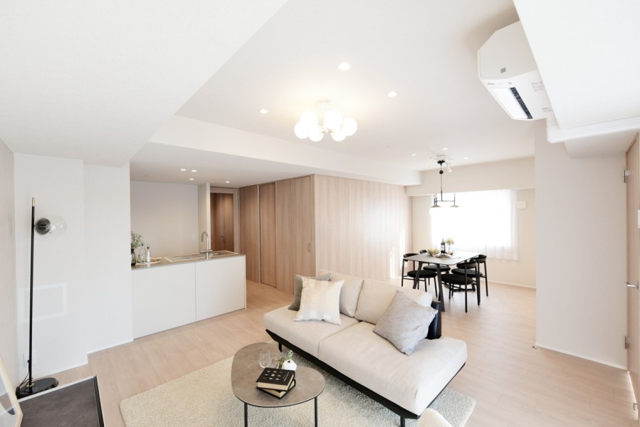 LDKは約20.6帖の広さがあります。床暖房がリビングにも、ダイニングにも敷設されていますので、冬も足元からぽかぽか快適に家族がくつろぐことができます。二面採光の明るいリビングです。