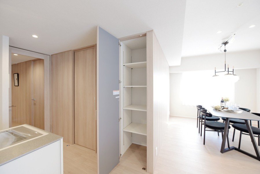 キッチン横には買い置きのストック、災害備蓄品、調理家電などをたっぷりしまえる収納を設置しました。家族共有の収納としても使用でき、リビングをすっきり保てます。