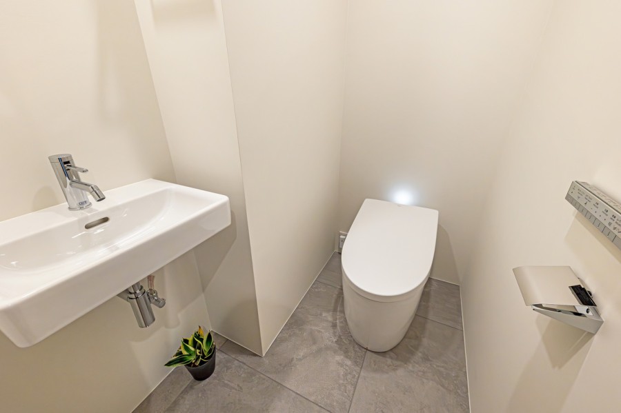 トイレはタンクレストイレを採用し、気品とゆとりを生み出しました。スティックリモコンなど、細かな箇所にもこだわりが詰まっています。