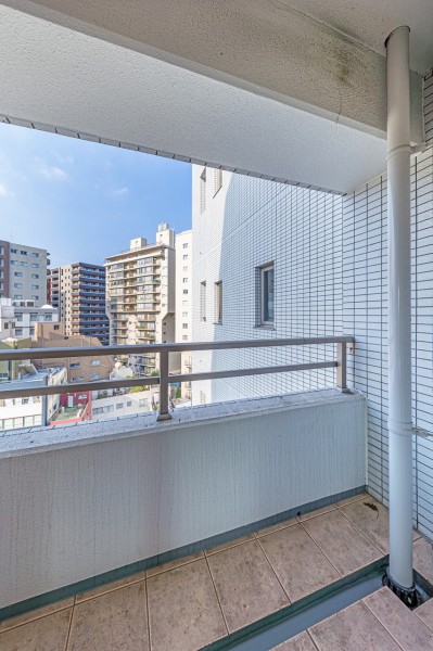 お部屋の真ん中にあるパティオが隣接することで、採光性が高まり、風通しのよい住まいを実現できます。ティータイムを楽しめるリフレッシュ空間です♪