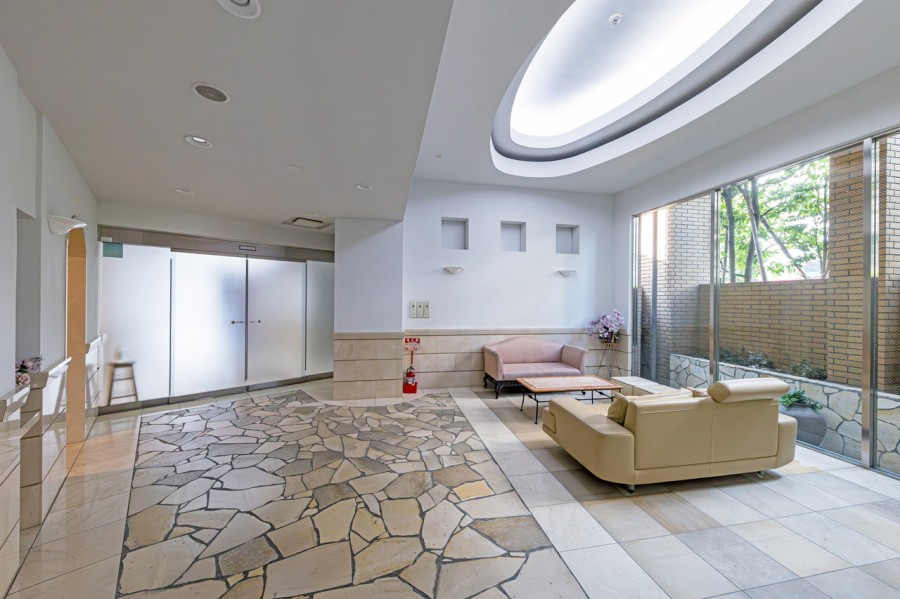 待ち合わせに便利な、落ち着いた雰囲気のエントランスロビーです。ガラス張りの明るいロビーで、心地の良い安らぎに満ちた暮らしへ誘います。