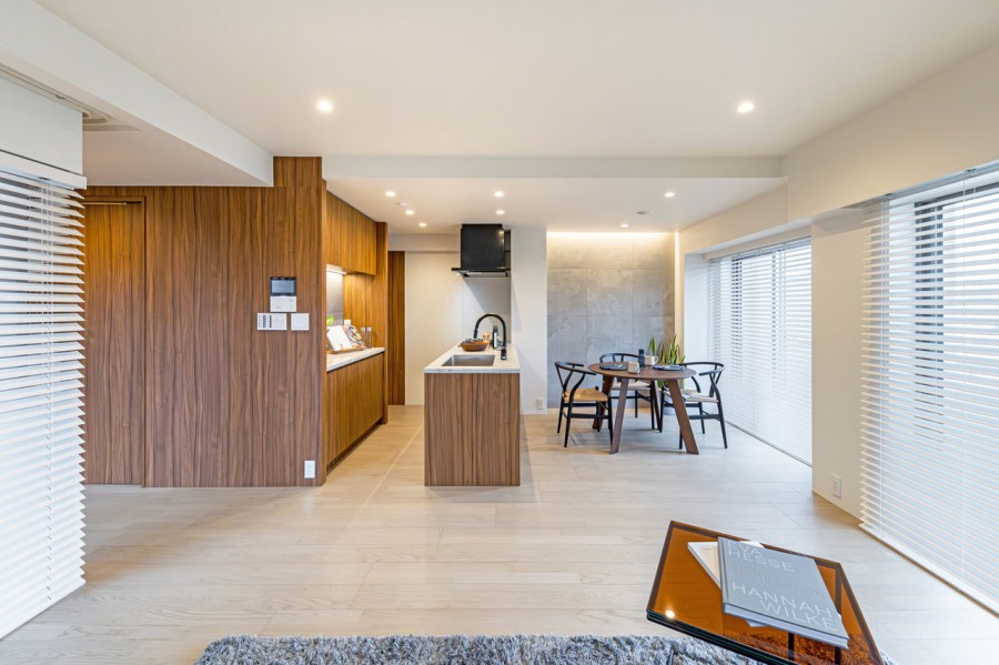 ユナイテッドアローズ社プロデュースの内装を施したお部屋です。リビングには、セメントのテクスチュアが描く独特な風合いが印象的なアクセントタイルを採用しました。