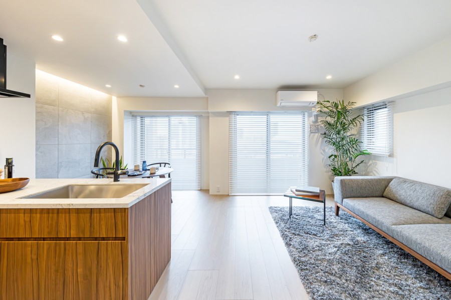 10階部分・角部屋でたっぷりの陽光が注がれ、開放感を享受したリビングダイニングです。のびやかな空間で、日々をアップデートできそうです。