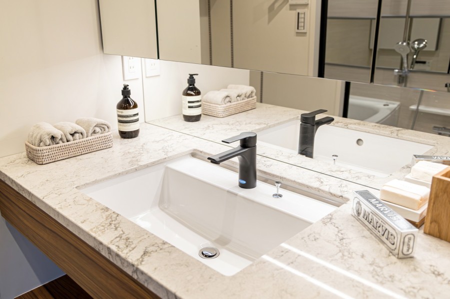 ワンランク上のライフスタイルを創るホテルライクな洗練された洗面空間です。キッチンと同じデザインで統一されています。