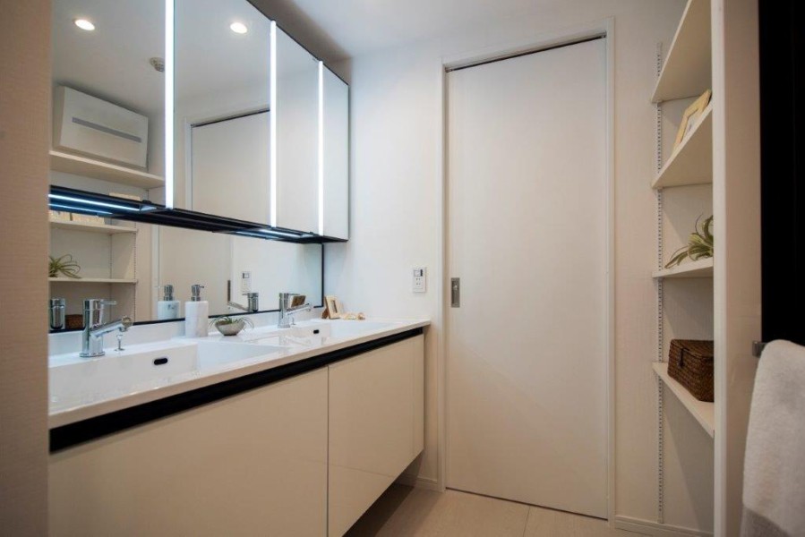 洗面室には収納に便利なリネン棚を備え付け、使いやすさを重視した工夫を詰め込みました。ダブルボウルの大きな洗面台は大きな鏡で身だしなみも整えやすく、朝の慌ただしい時間帯も快適です。