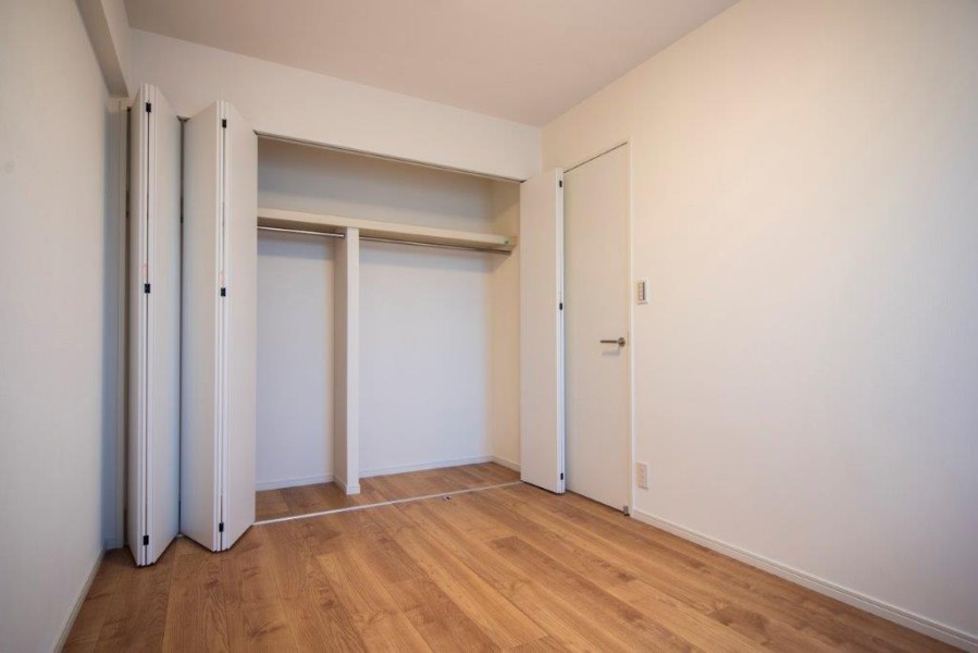 洋室2のクローゼットは、壁一面のしっかりとした容量の収納が確保されていますので、お部屋もゆったり使えます。